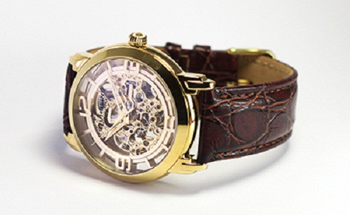 Chiếc đồng hồ Stuhrling ST–165.3335E31 mạ vàng và dây da nâu, một thiết kế thông minh của Stuhrling là đồng hồ nước nào