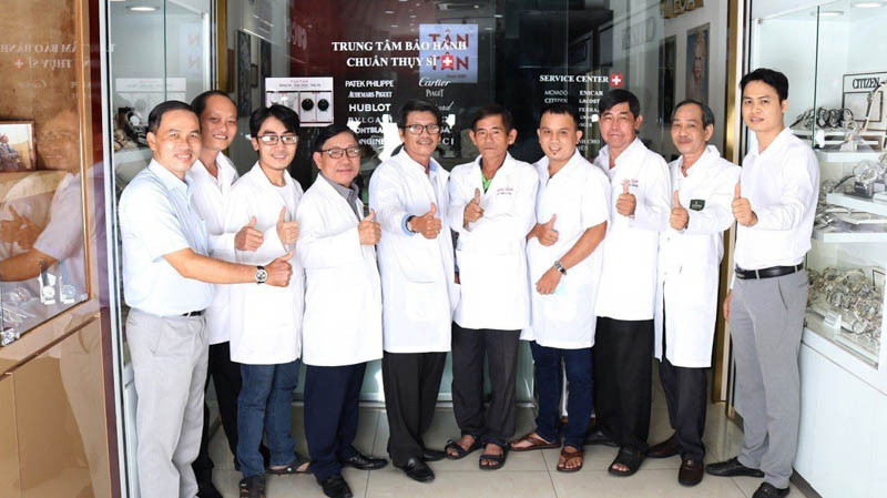 Đội ngũ thợ sửa đồng hồ lành nghề, chuyên nghiệp tại trung tâm sửa chữa đồng hồ uy tín ở TP.HCM