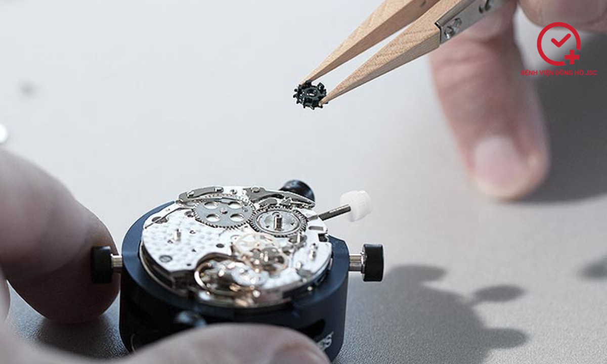 Quy trình sửa chữa đồng hồ lịch vạn niên chi tiết và chuyên nghiệp