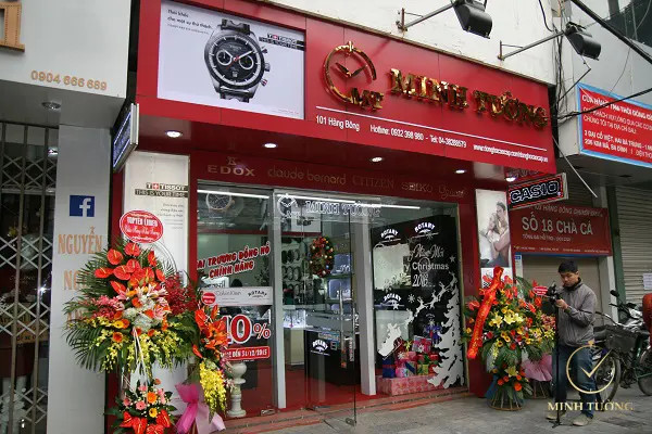 Thợ sửa đồng hồ Citizen tại Hà Nội đang thao tác chính xác