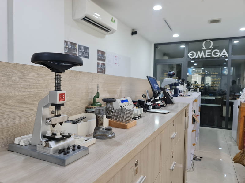 Trang bị máy móc hiện đại cho dịch vụ sửa chữa đồng hồ uy tín chuyên nghiệp