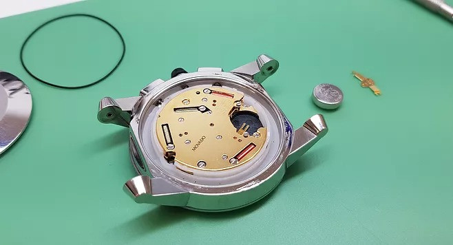 Kỹ thuật viên chuyên nghiệp thực hiện thay pin đồng hồ Movado chính hãng
