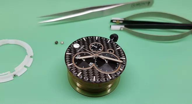 Quy trình thay mặt kính đồng hồ Movado bị vỡ tại trung tâm sửa chữa uy tín