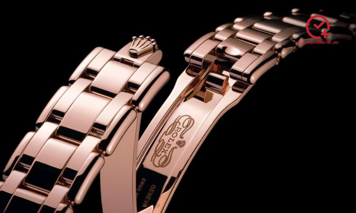 Thợ đồng hồ đang thay dây cho chiếc đồng hồ Rolex mặt xanh lá