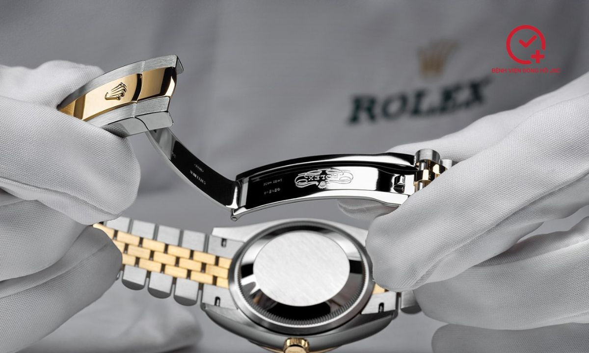 Chiếc đồng hồ Rolex đang được bảo dưỡng kỹ lưỡng