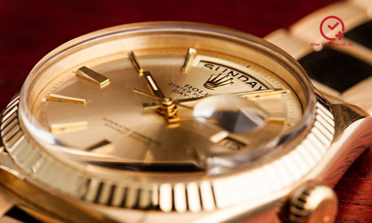 Mặt kính đồng hồ Rolex đang được thay thế bởi kỹ thuật viên