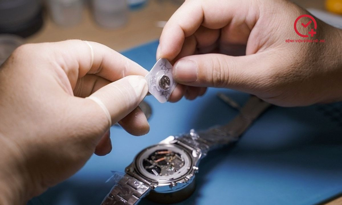 Thợ đồng hồ đang thay pin cho chiếc đồng hồ Rolex