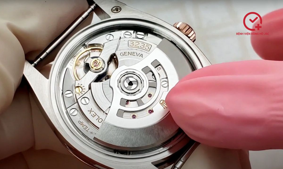 Bộ máy đồng hồ Rolex phức tạp đang được thợ đồng hồ kiểm tra và sửa chữa