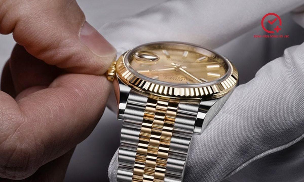 Thợ đồng hồ chuyên nghiệp đang kiểm tra đồng hồ Rolex bằng kính lúp