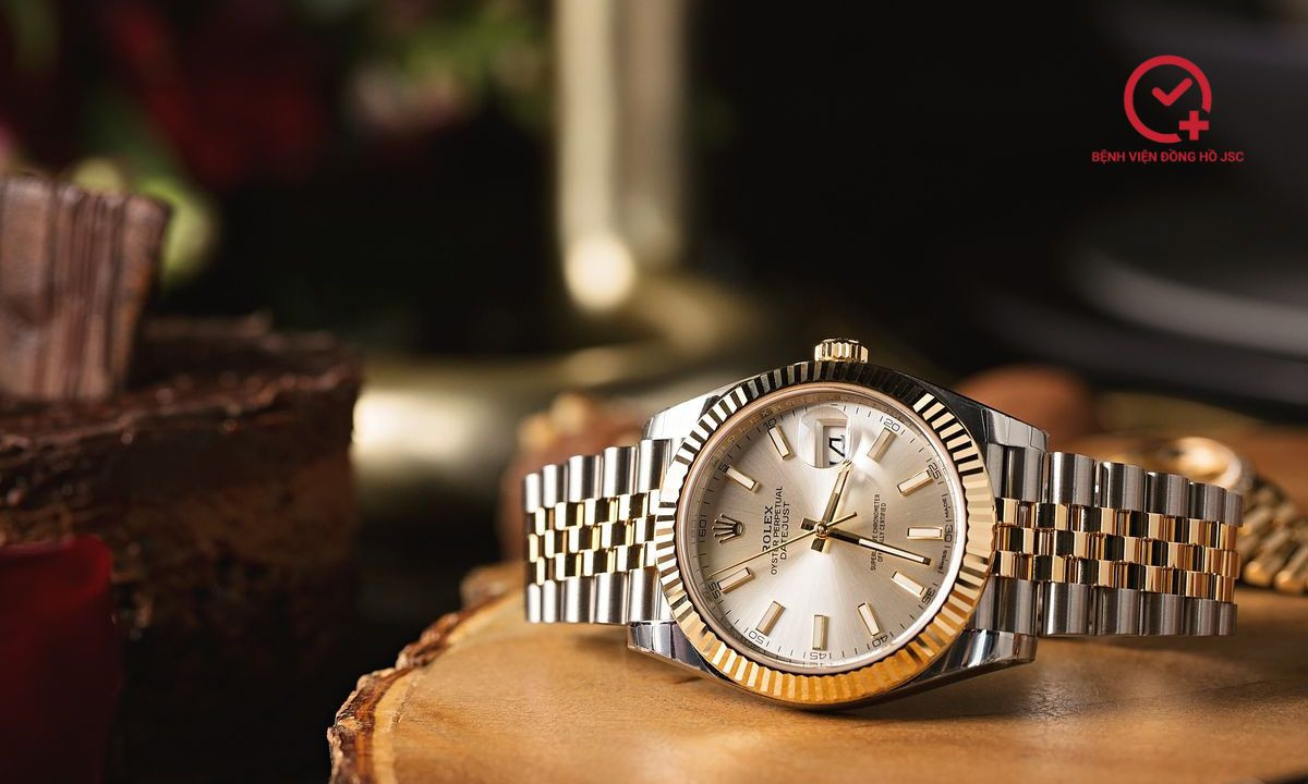 Đồng hồ Rolex bị hỏng mặt kính cần sửa chữa