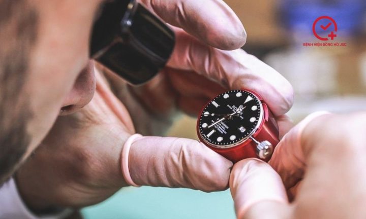 Kỹ thuật viên chuyên nghiệp allintitle:sửa đồng hồ Rolex ở Hà Nội đang tỉ mỉ kiểm tra bộ máy đồng hồ Rolex cao cấp.
