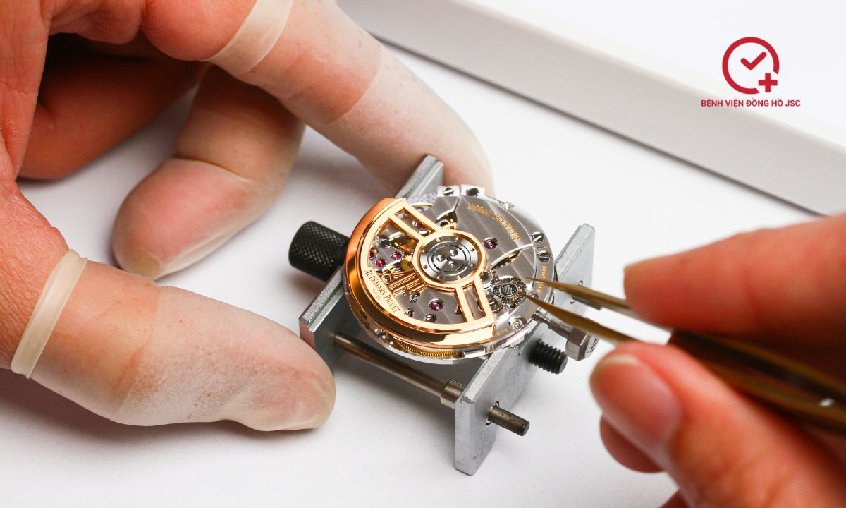 Quy trình kiểm tra và bảo dưỡng bộ máy đồng hồ Rolex phức tạp tại trung tâm :sửa đồng hồ Rolex ở Hà Nội.