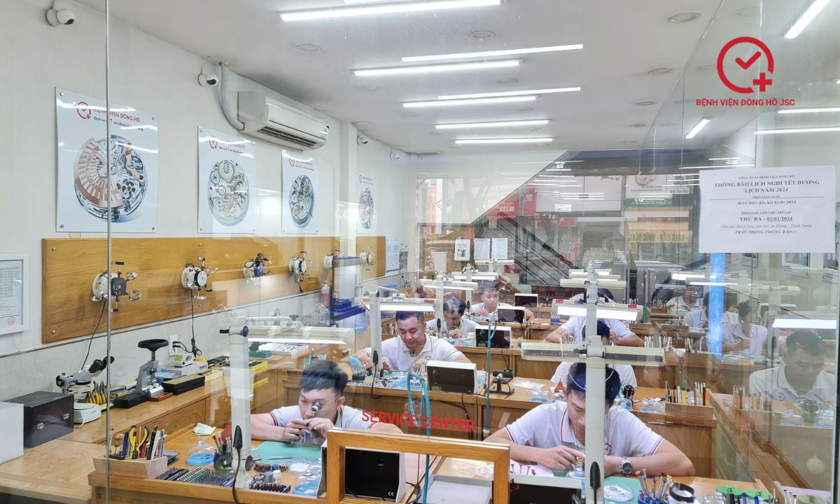 Cơ sở vật chất hiện đại của trung tâm chuyên :sửa đồng hồ Rolex ở Hà Nội.