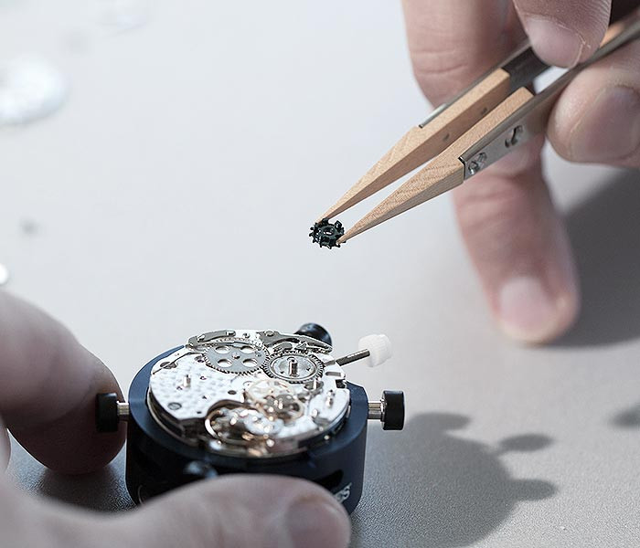 Linh kiện bên trong bộ máy đồng hồ cơ bị hư hỏng, một trong những nguyên nhân chính tại sao đồng hồ cơ hay bị chết