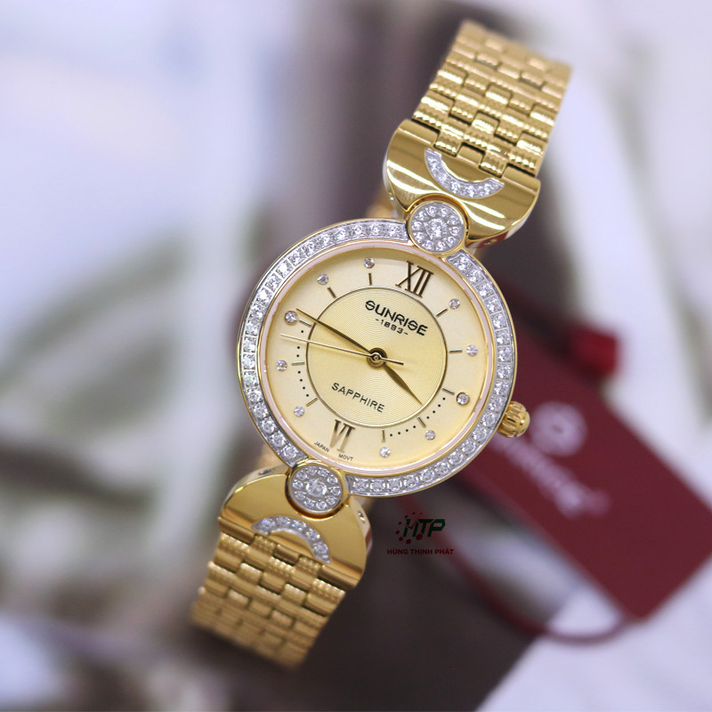 Cận cảnh núm chỉnh và bộ máy đồng hồ Sunrise Perpetual Calendar