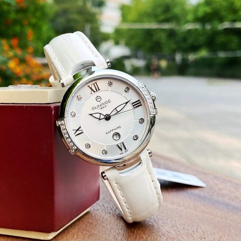 Đồng hồ dây da của nữ không chỉ là một phụ kiện xem giờ mà còn là biểu tượng của phong cách, sự tinh tế và đẳng cấp. Với vẻ đẹp mềm mại, sang trọng cùng sự đa dạng về thiết kế, đồng hồ dây da luôn chiếm được cảm tình của phái đẹp. Tuy nhiên, để lựa chọn được một chiếc đồng hồ ưng ý và đảm bảo chất lượng, việc nắm vững các yếu tố từ cách chọn mua đến cách nhận biết sản phẩm chính hãng là vô cùng quan trọng. Bài viết này sẽ cung cấp cho bạn những bí quyết toàn diện.