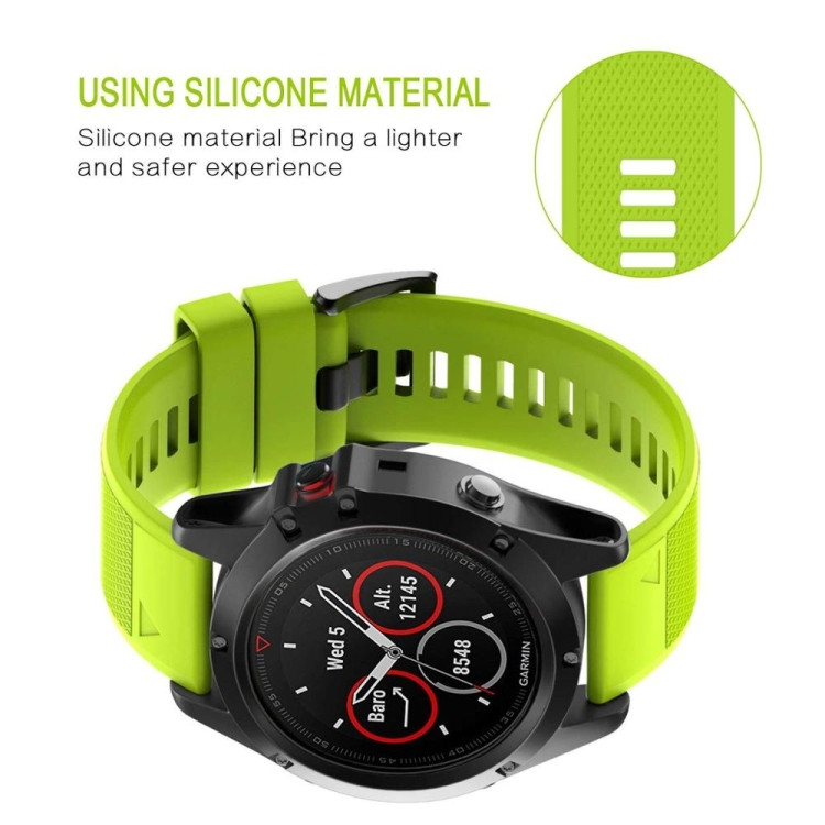 Dây đeo đồng hồ Garmin Instinct trên tay người dùng, thể hiện sự thoải mái và phong cách