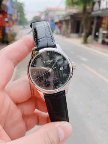 Đồng Hồ Tissot Dây Da Đỏ: Biểu Tượng Của Sự Sang Trọng và Cá Tính