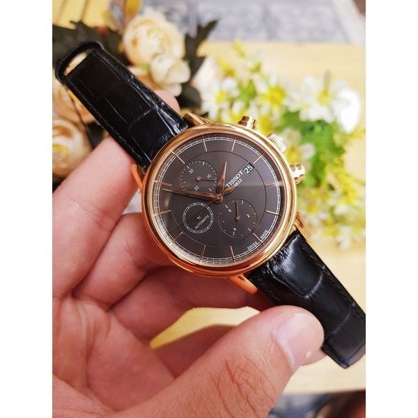 Mẫu đồng hồ Tissot T085.427.36.061.00 nổi bật với mặt số đen mạnh mẽ