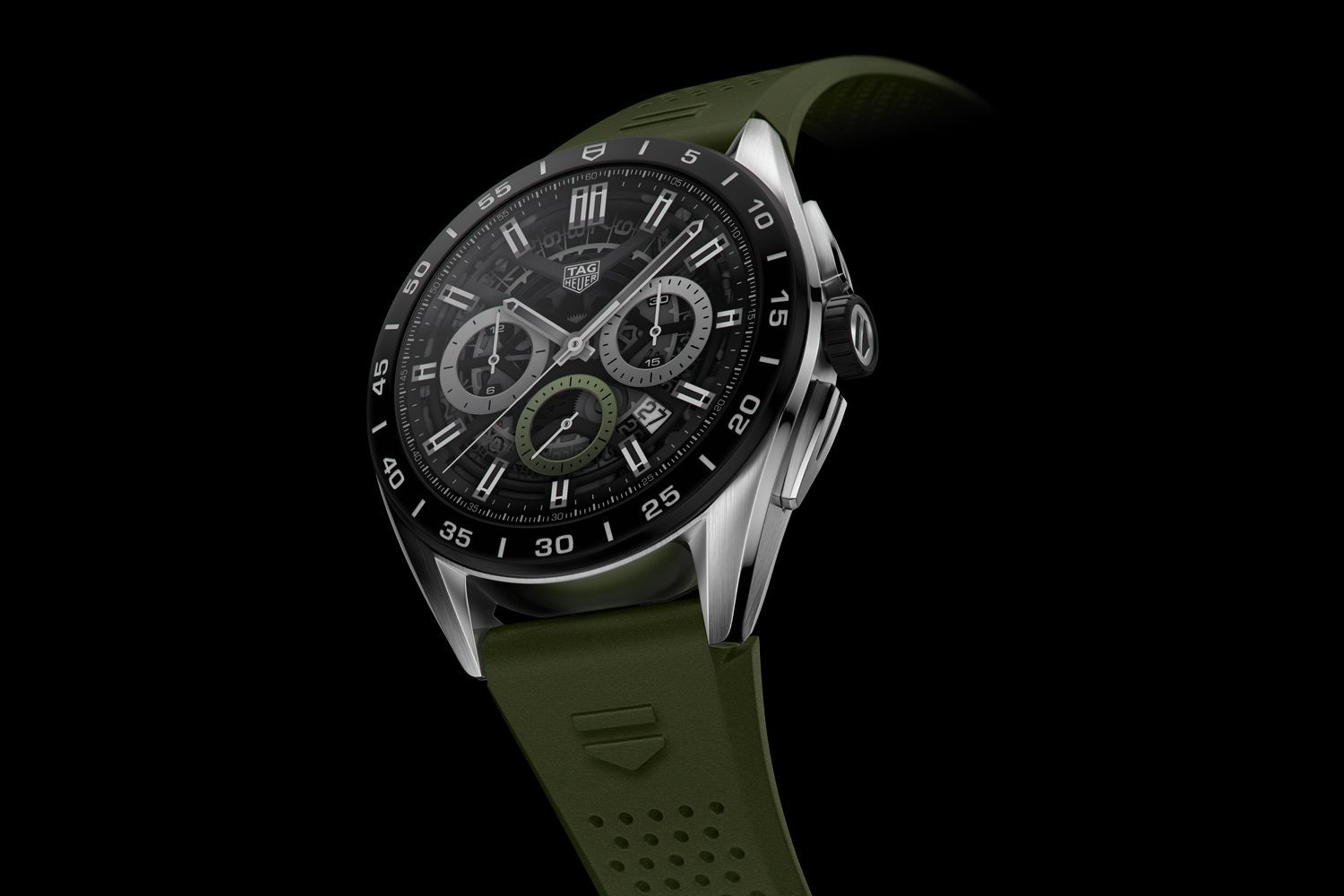 chi tiết mặt đồng hồ thông minh TAG Heuer Connected Calibre E4 với giao diện thể thao