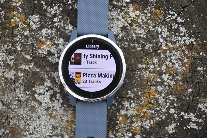 Garmin Venu với hiển thị bìa album Spotify sống động
