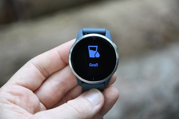 Màn hình chúc mừng khi đạt mục tiêu lượng nước trên Garmin Venu