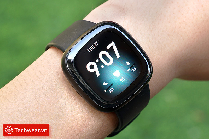 Giao diện ứng dụng Fitbit trên đồng hồ Versa 3