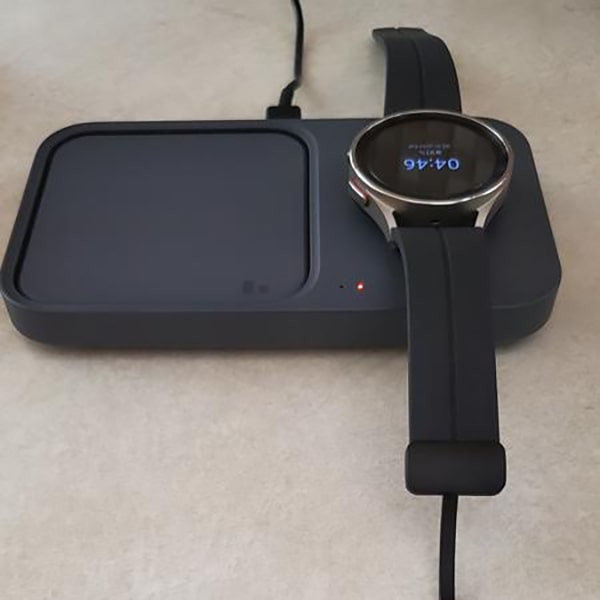 Tháo khóa dây đeo đồng hồ Galaxy Watch để sạc tiện lợi