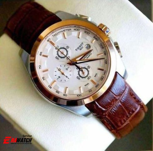 Hình ảnh chuyên gia đang thay dây da cho đồng hồ, gợi ý nơi thay dây da đồng hồ ở đâu chuyên nghiệp