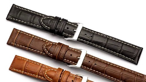 Kỹ thuật viên thực hiện thay dây đồng hồ da cẩn thận