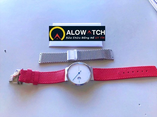 Dây đồng hồ Skagen chính hãng đang được thay mới