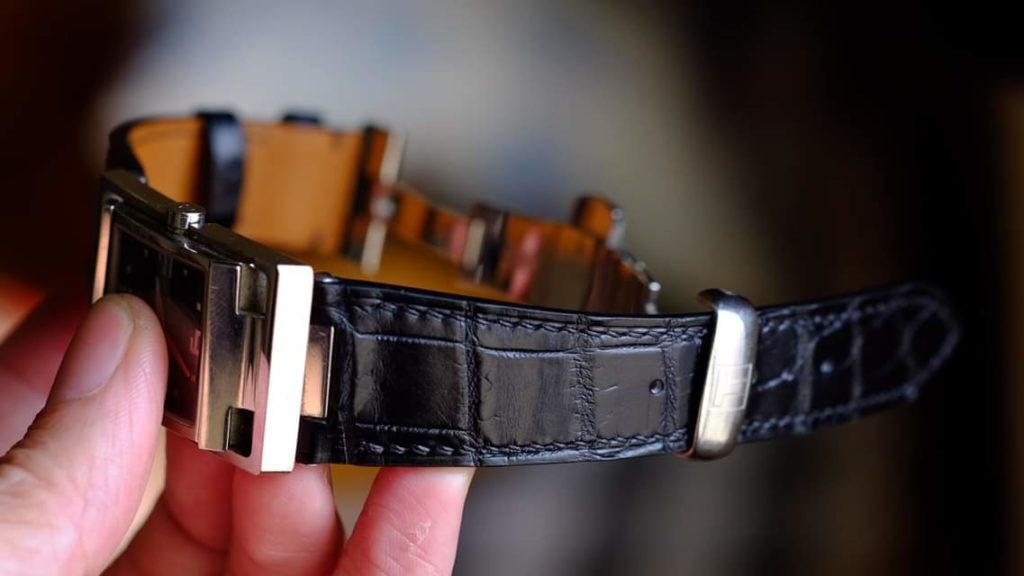 Cận cảnh bề mặt vân da cá sấu tự nhiên và đường may tinh xảo trên dây đồng hồ Richard Mille