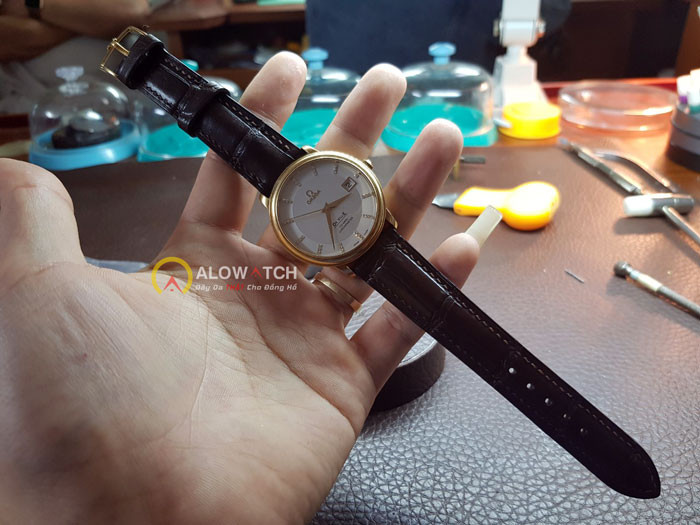 Quy trình thay dây da đồng hồ Omega thủ công, chuyên nghiệp tại Alowatch