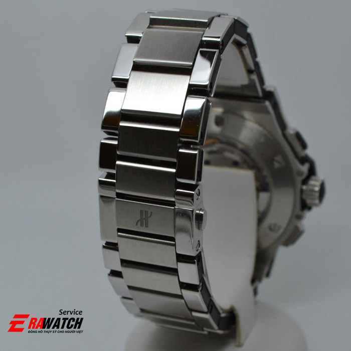 Thợ đồng hồ chuyên nghiệp đang thay dây đồng hồ Hublot kim loại