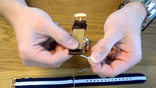 Thợ đồng hồ chuyên nghiệp thay dây đồng hồ tại Hà Nội