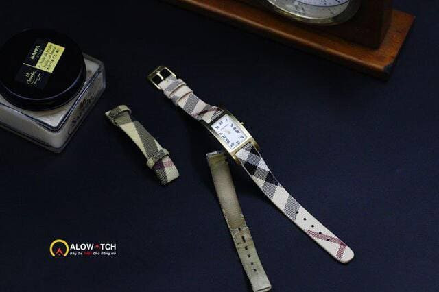 Dây đồng hồ Burberry chính hãng bị bong tróc, cần thay mới tại chuyên gia