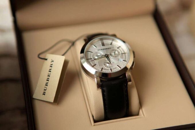 Thay Dây Đồng Hồ Burberry Chính Hãng Ở Đâu? Địa Chỉ Uy Tín Bạn Cần Biết