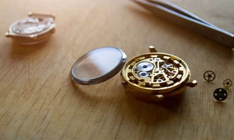 Mặt kính đồng hồ đeo tay bị vỡ cần được thay thế để bảo vệ bộ máy bên trong.