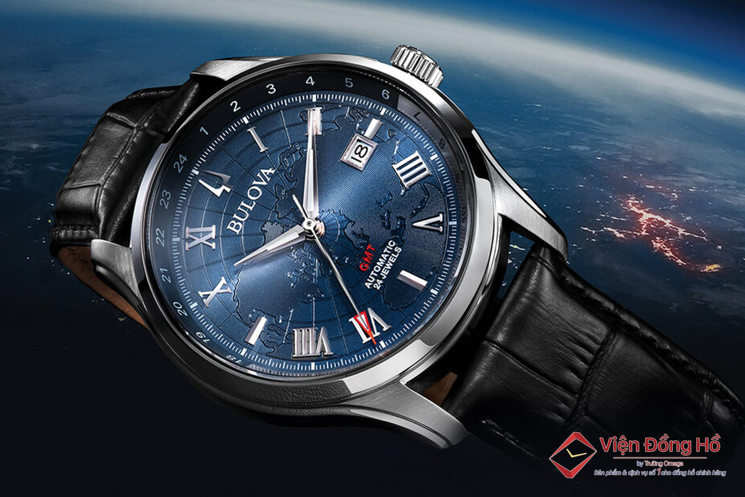 Kỹ thuật viên đang kiểm tra mặt kính đồng hồ Bulova sau khi thay để đảm bảo độ kín nước.