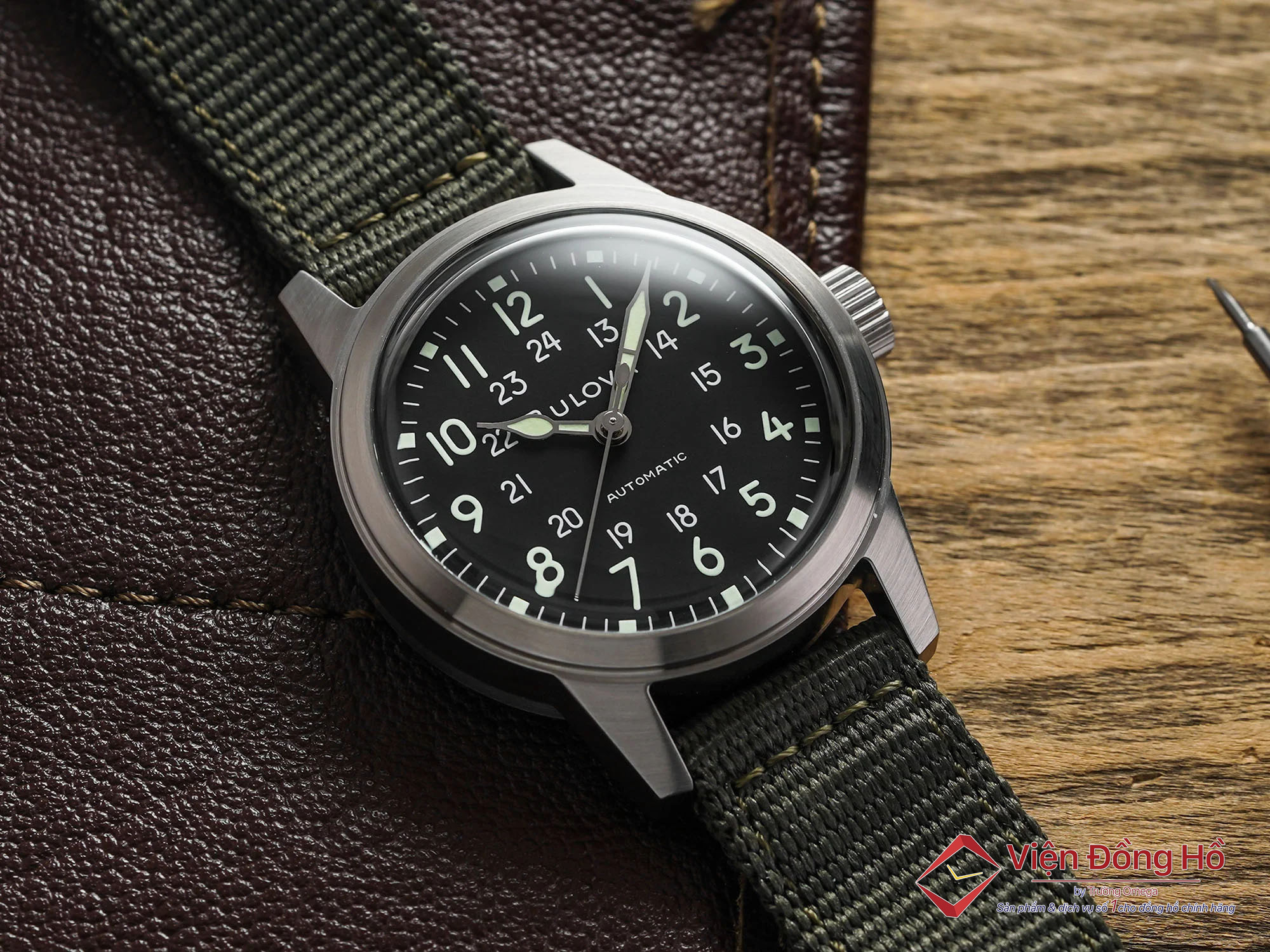 Chuyên gia đang tiến hành thay mặt kính đồng hồ Bulova tại trung tâm bảo dưỡng uy tín.