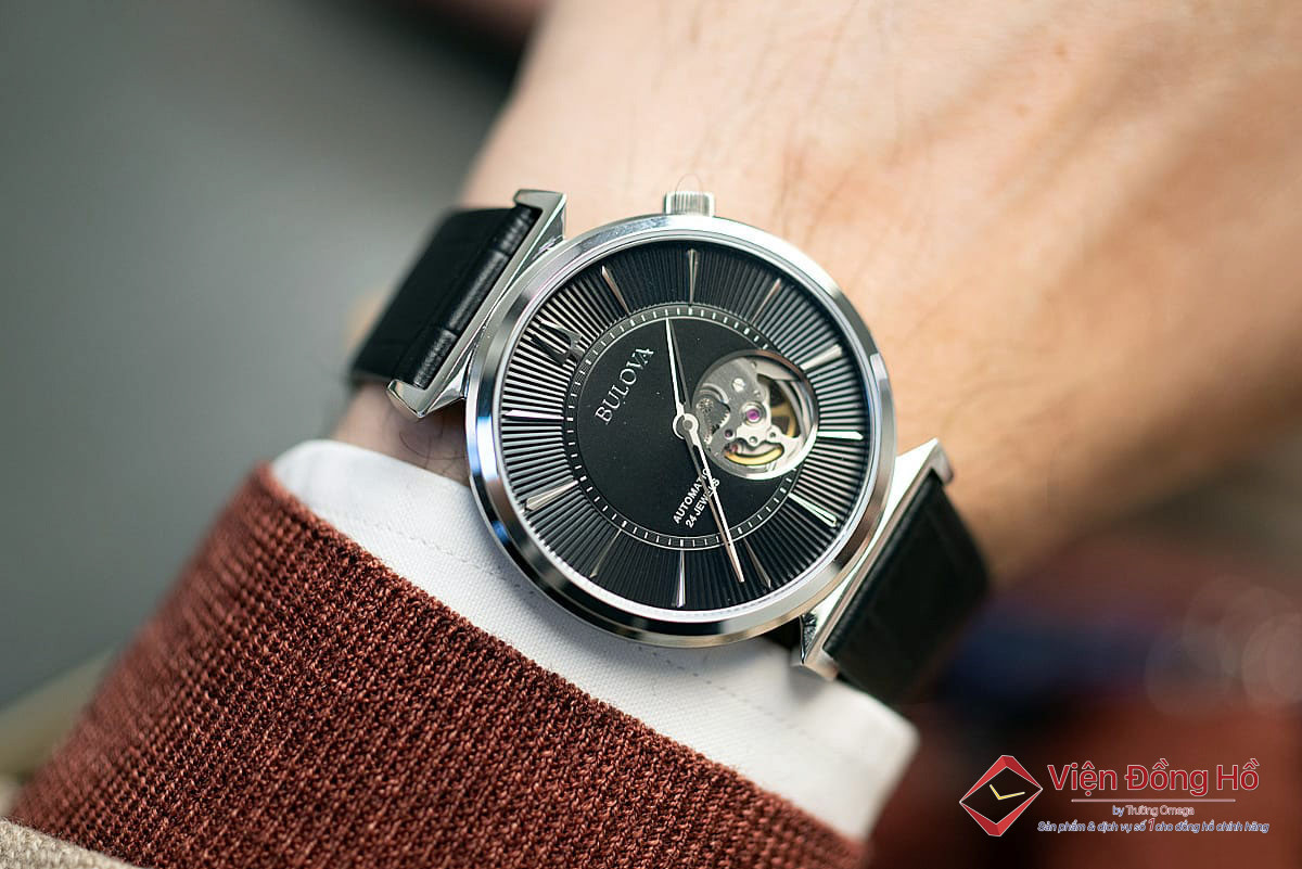Các loại mặt kính đồng hồ Bulova đa dạng về chất liệu và kích thước, ảnh hưởng đến chi phí thay thế.