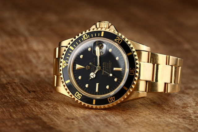 Chiếc đồng hồ Rolex với mặt kính sáng bóng, biểu tượng của sự sang trọng và giá trị