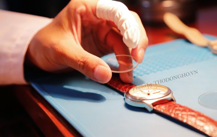Người thợ đang thay kính sapphire cho đồng hồ tại Hà Nội