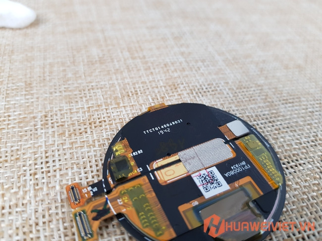 Kỹ thuật viên đang lắp lại màn hình Huawei Watch GT
