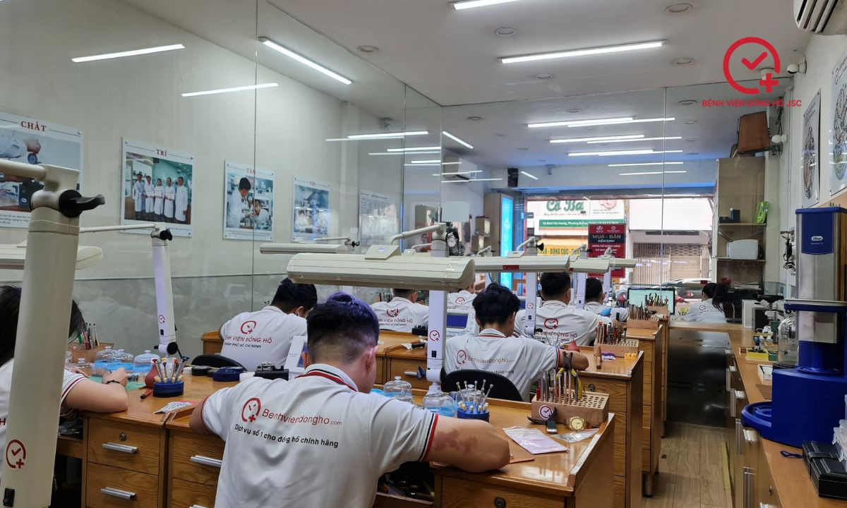 Đồng hồ được thay pin và kiểm tra chống nước kỹ lưỡng, sẵn sàng cho người dùng.