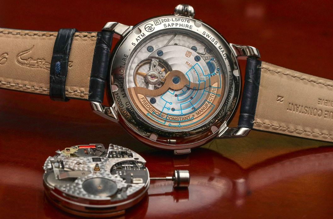 Chi tiết bộ máy đồng hồ Frederique Constant đang được kiểm tra, chuẩn bị thay pin