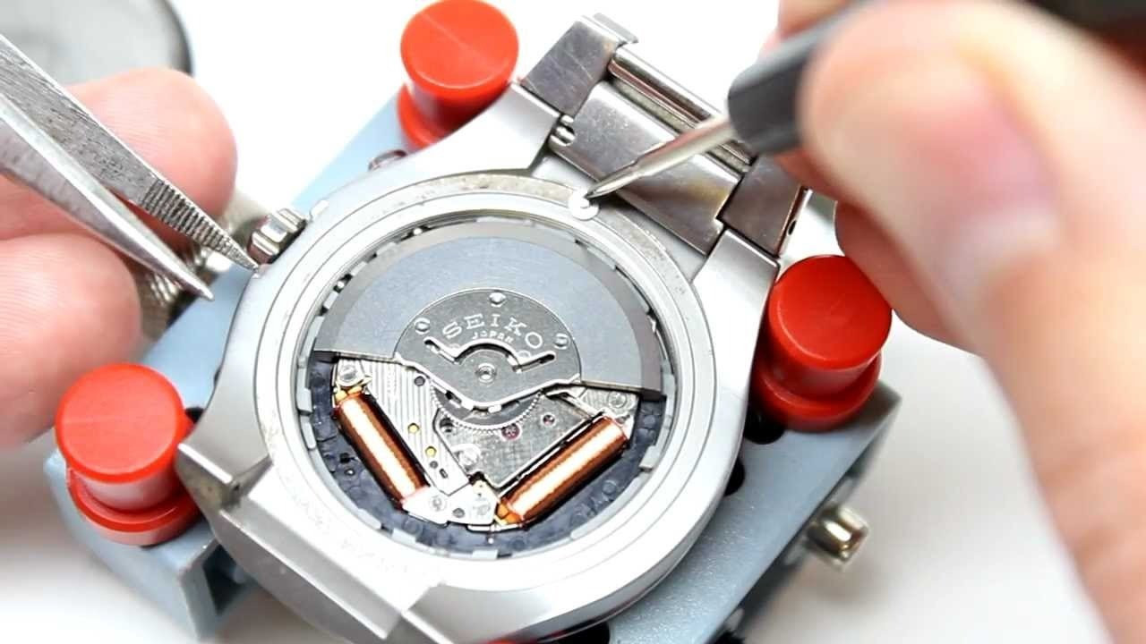 Kỹ thuật viên đang thay pin đồng hồ Seiko chuyên nghiệp, nhấn mạnh việc cần tìm nơi thay pin đồng hồ Seiko ở đâu uy tín.