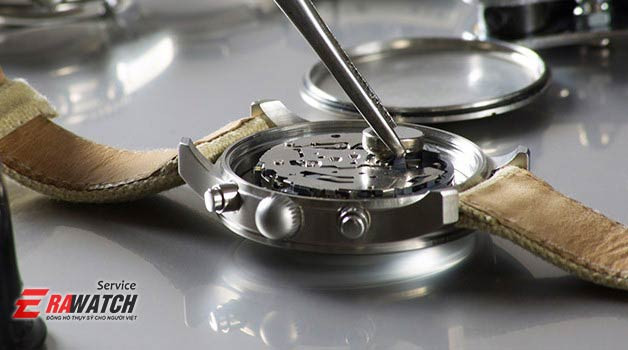 Kỹ thuật viên đang thực hiện thay pin đồng hồ Seiko chính hãng