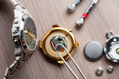 Thay pin đồng hồ Tissot chính hãng giúp đồng hồ chạy đúng giờ