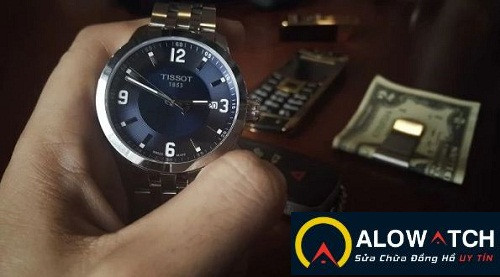 Kiểm tra tỉ mỉ đồng hồ Tissot 1853 chính hãng tại Hà Nội